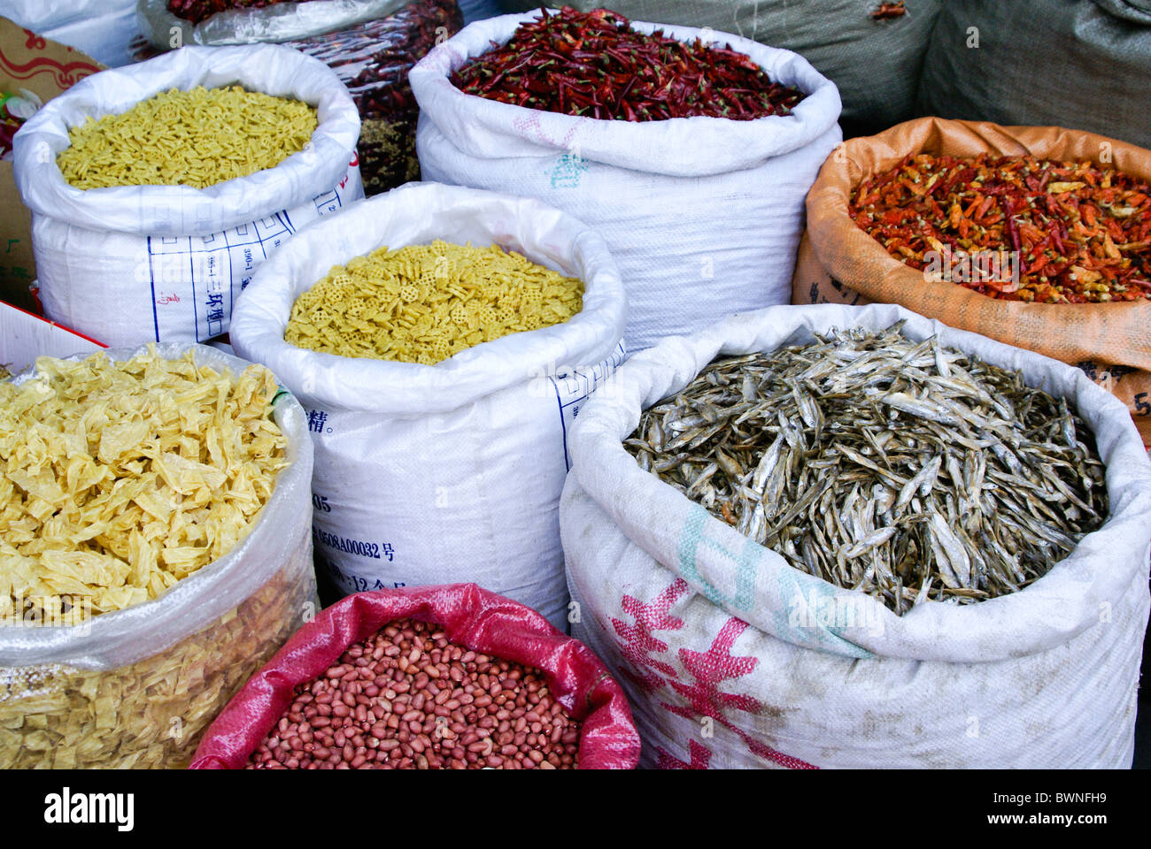 Getrocknete Lebensmittel zum Verkauf auf Markt, Xishuangbanna, Yunnan, China Stockfoto