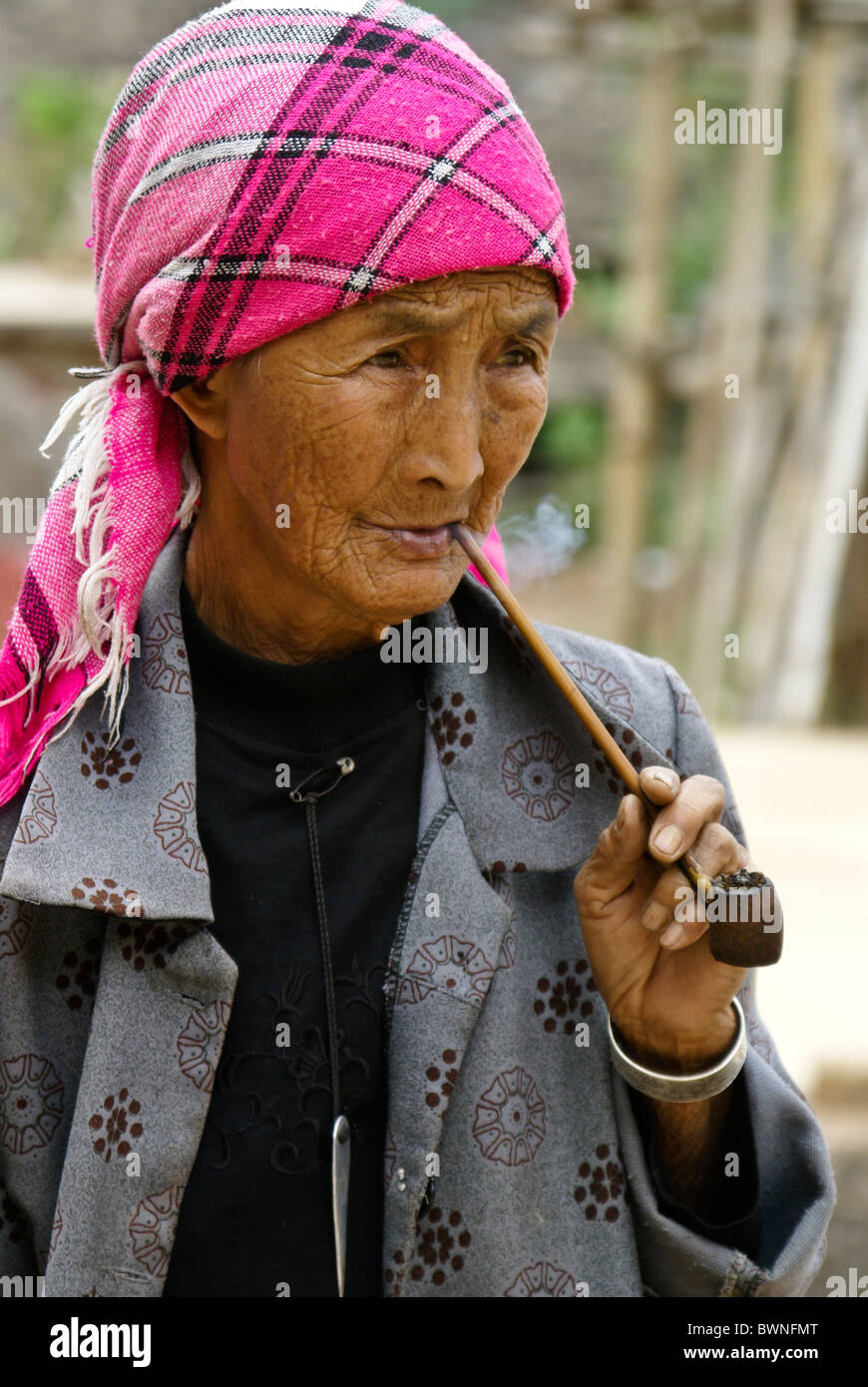Aini Frau Pfeife, Xishuangbanna, Yunnan, China Stockfoto