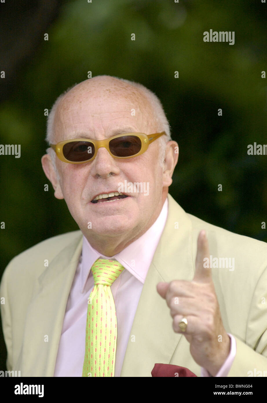 RICHARD WILSON, DIE ANKUNFT IN GESELLSCHAFT SOMMERFEST BEI CARLYLE QUADRAT IN CHELSEA, LONDON Stockfoto