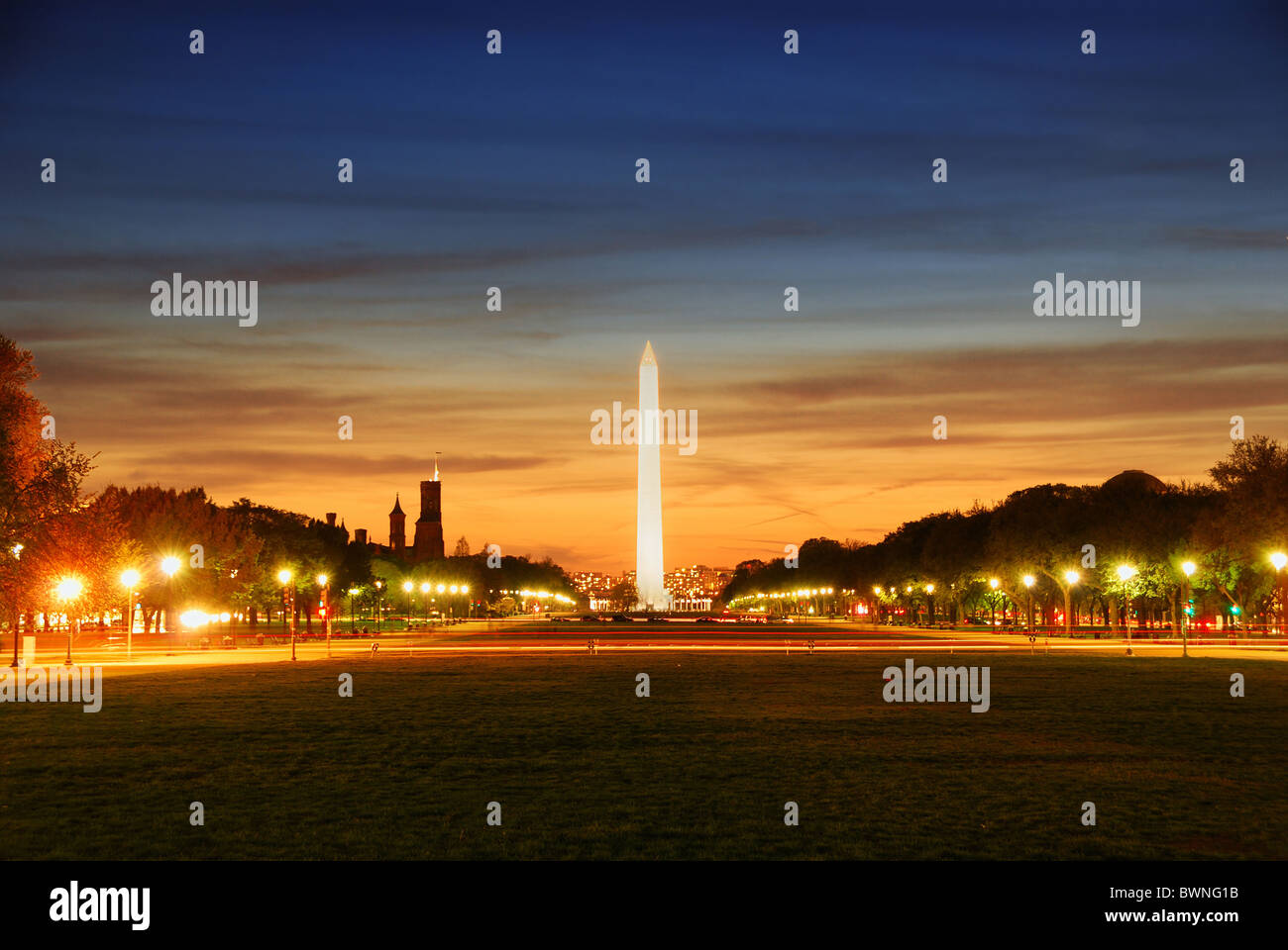 National Mall beleuchtet in der Nacht, Washington DC. Stockfoto