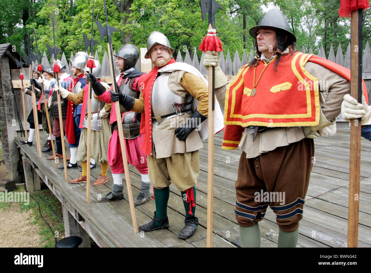 Männer in historischen Kostümen in Jamestown Settlement Stockfoto