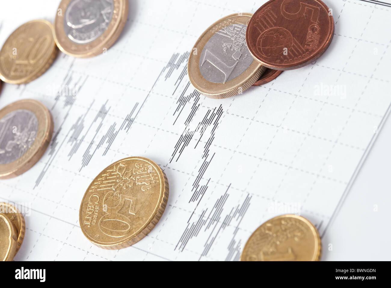 Business-Diagramm zum Finanzbericht mit Münzen Stockfoto