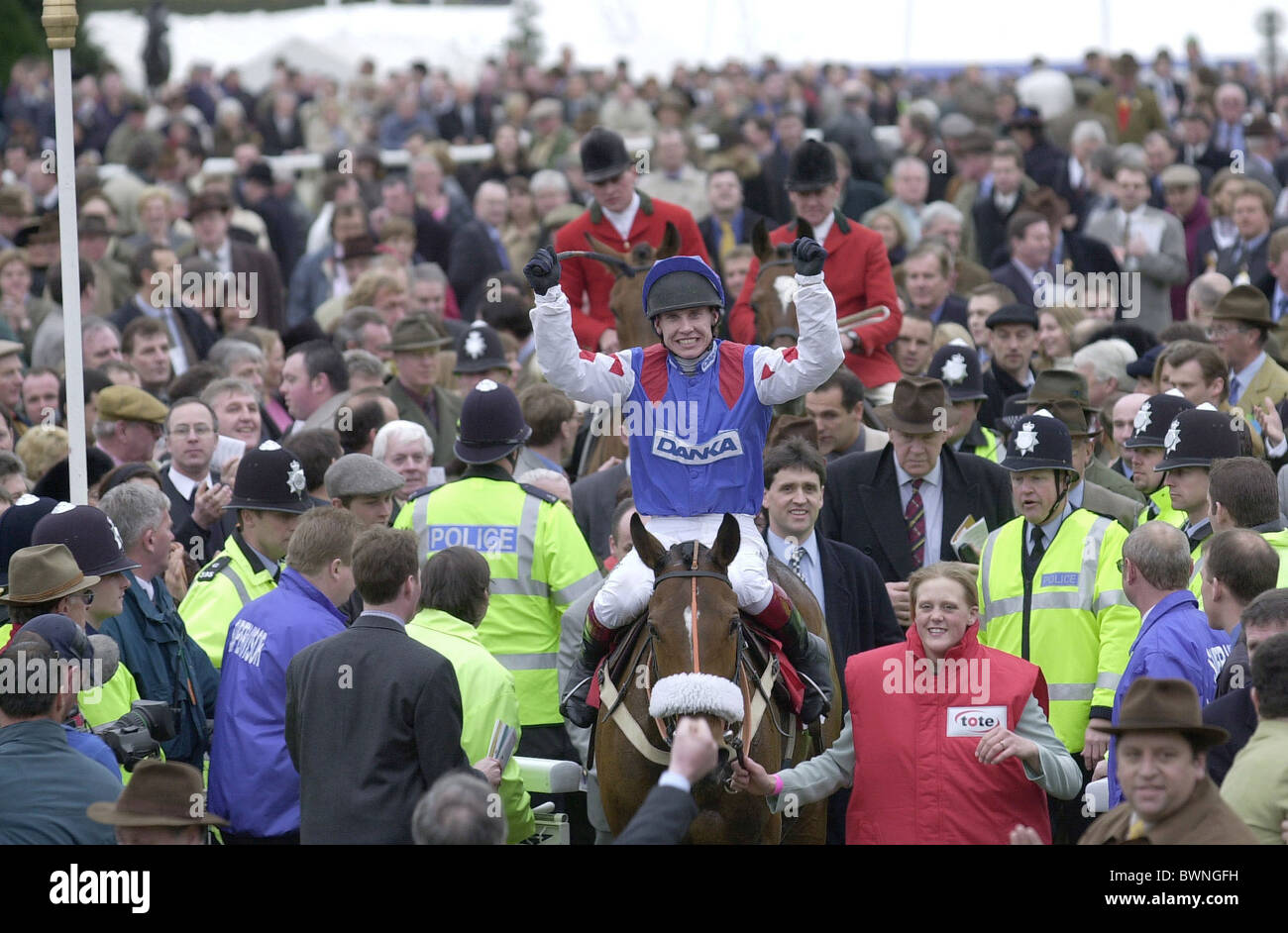 DER GEWINNER DES 2000 CHELTENHAM GOLD CUP R. JOHNSON [JOCKEY RICHARD JOHNSON] REITEN "SIEHT AUS WIE ÄRGER" Stockfoto