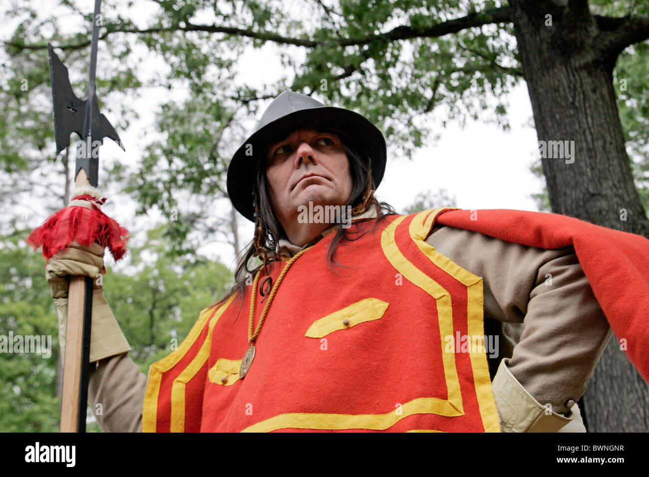 Mann im historischen Kostüm mit Hecht und Helm bei Jamestown Settlement Stockfoto