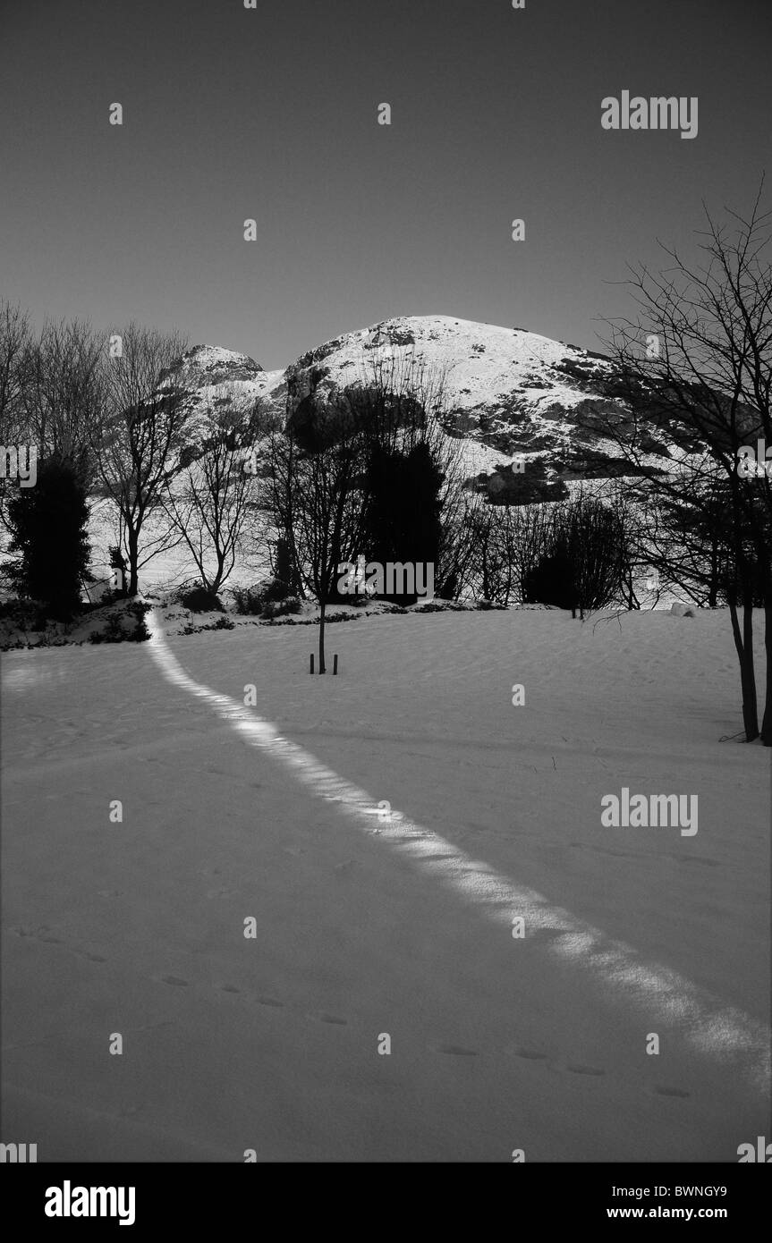 Arthurs Seat im Winterschnee wie Pollock Halls Universität von Edinburgh zu sehen Stockfoto
