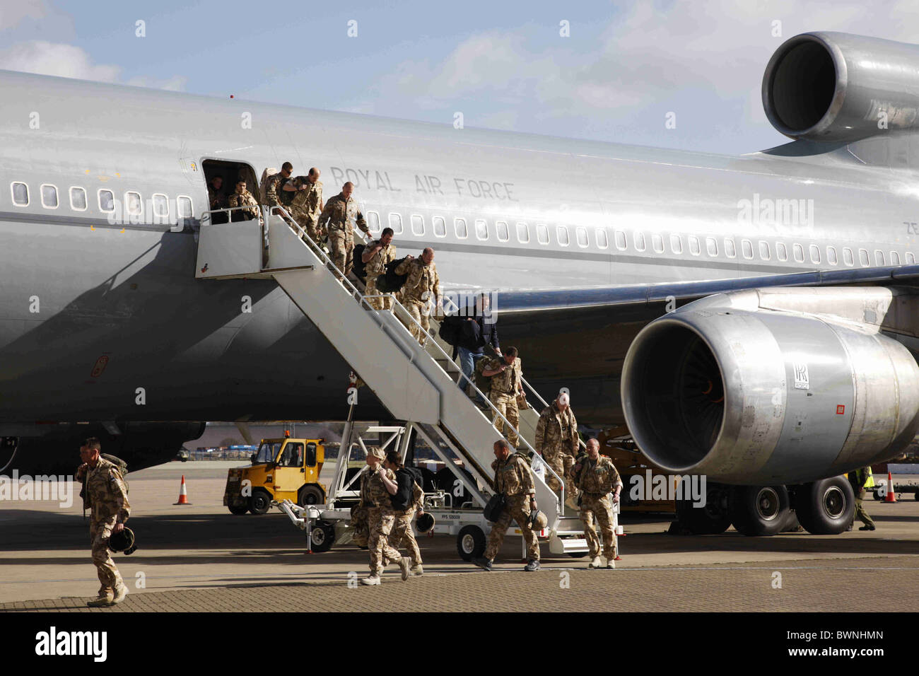 Soldaten kommen aus dem aktiven Dienst in Afghanistan mit dem Tristar Flugzeug bei Royal Air Force RAF Brize Norton airbase Stockfoto