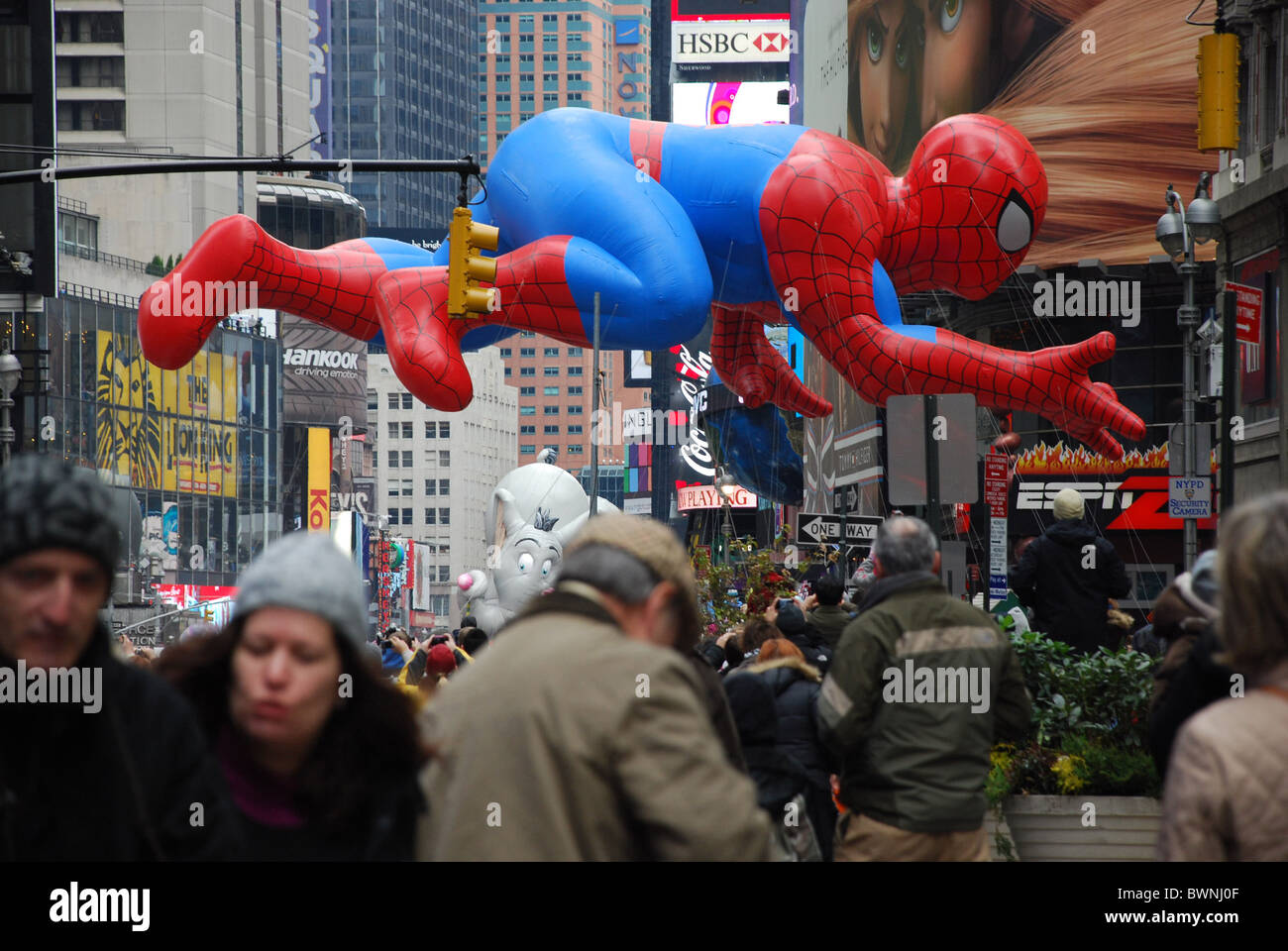 Zuschauer-Ballon in 2010 beobachten Macy's Thanksgiving Day Parade in New York City, USA, Spider Man Ballon Stockfoto