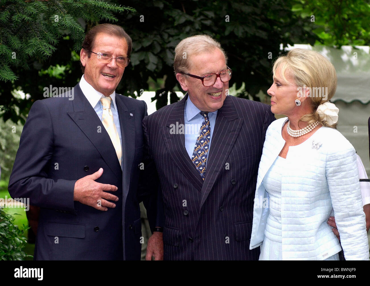 ROGER MOORE UND SEINE PARTNER, KIKI, MIT GASTGEBER, DAVID FROST IN SEINER GESELLSCHAFT PARTY IN CHELSEA, LONDON Stockfoto