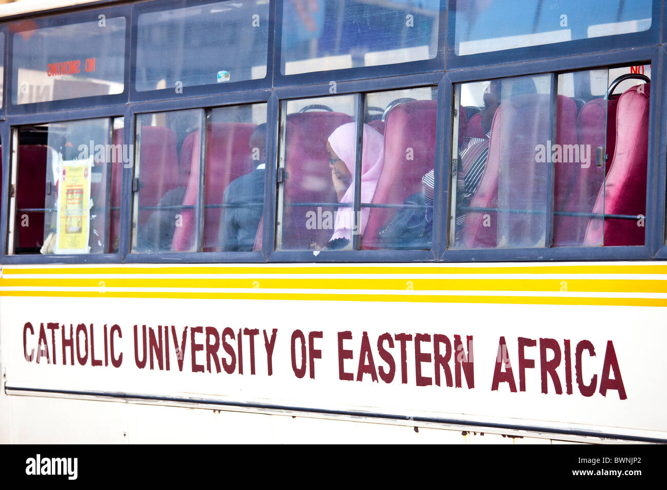 Muslimische Mädchen auf eine katholische Universität von Ostafrika Bus, Nairobi, Kenia Stockfoto