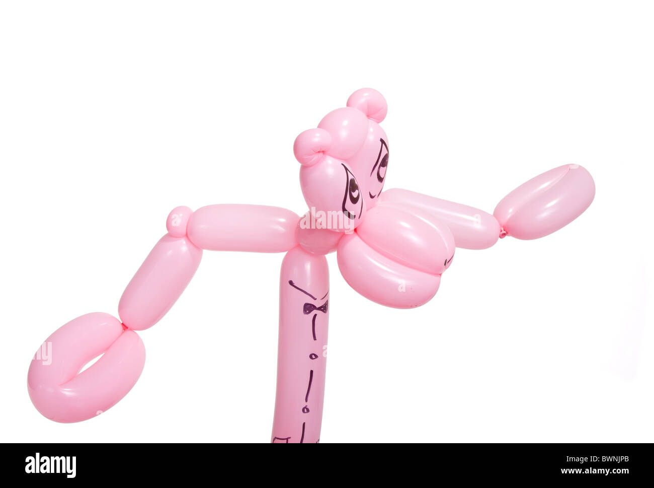 Rosa Panther Skulptur aus gedrehten Luftballons isoliert auf weißem Hintergrund. Stockfoto