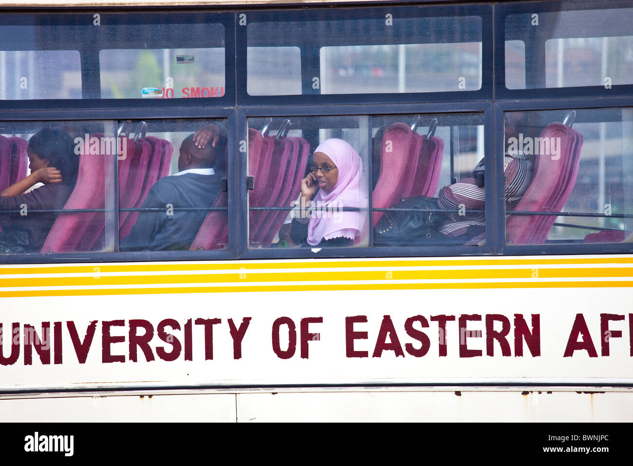 Muslimische Mädchen auf eine katholische Universität von Ostafrika Bus, Nairobi, Kenia Stockfoto