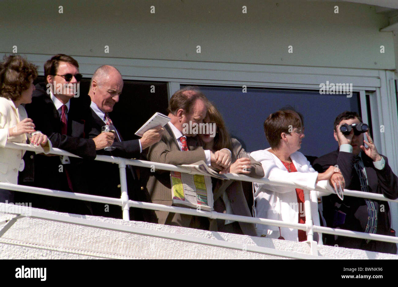 ROBIN COOK UND FRAU GAYNOR BEI NEIGEN DERBY DAY RACES AUF DEM RACECOURSE IN EPSOM, SURREY Stockfoto