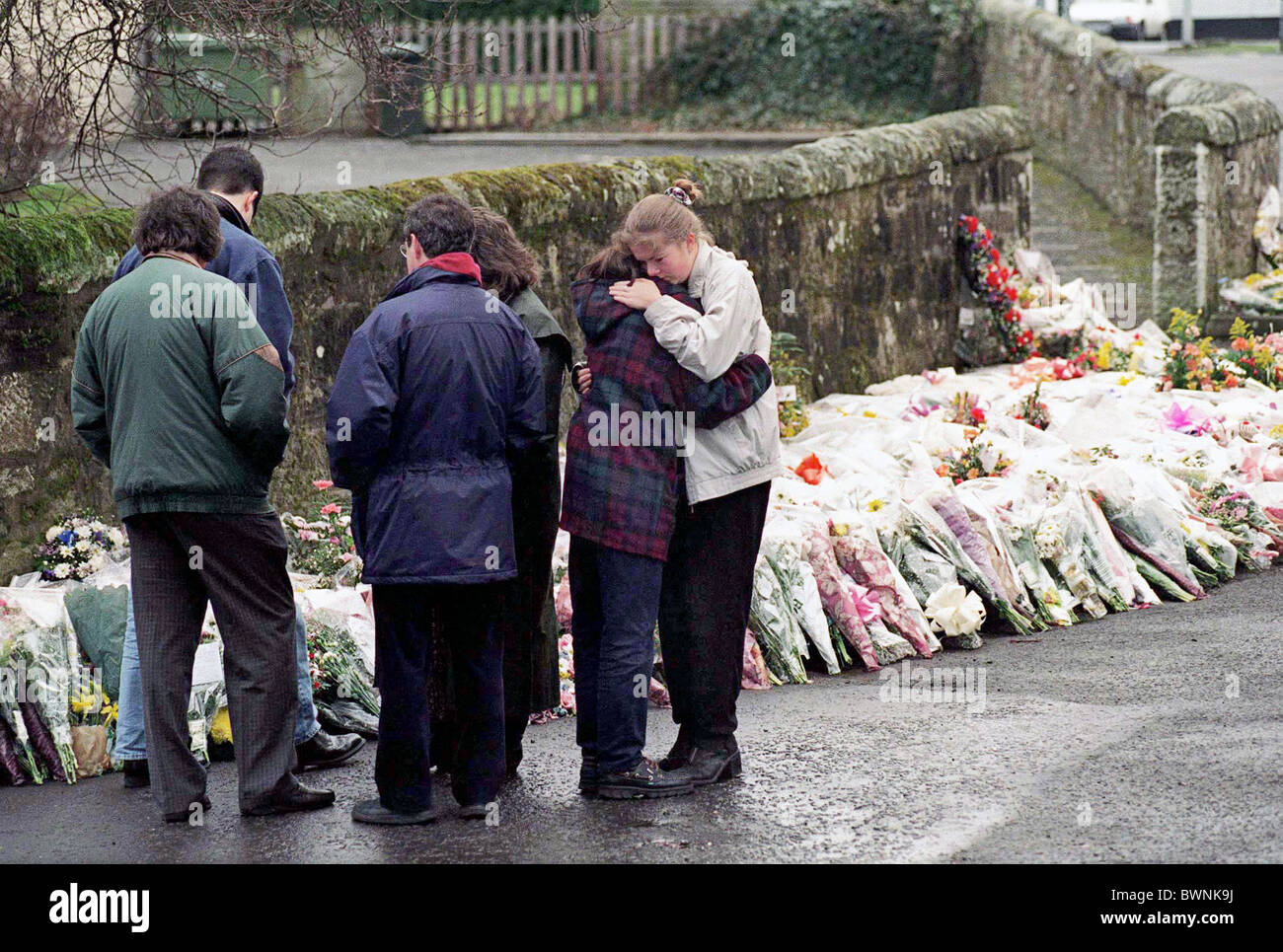 MITGLIEDER DER COMMUNITY BETRAUERN DEN TOD VON 16 KINDER UND IHRE