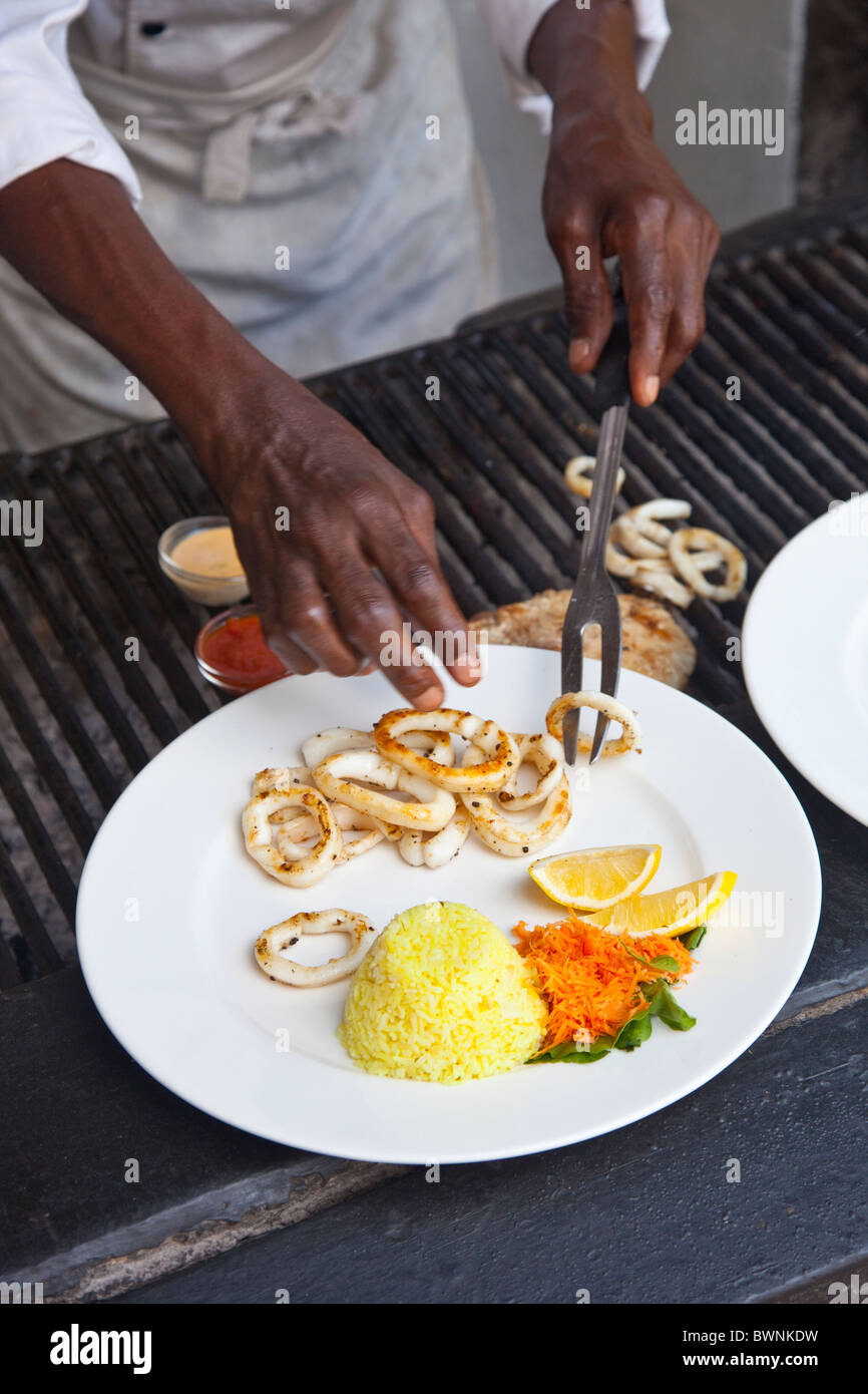 Grillen Fisch und Meeresfrüchte zu einem alten Mann und das Meer Restaurant in Mombasa, Kenia Stockfoto