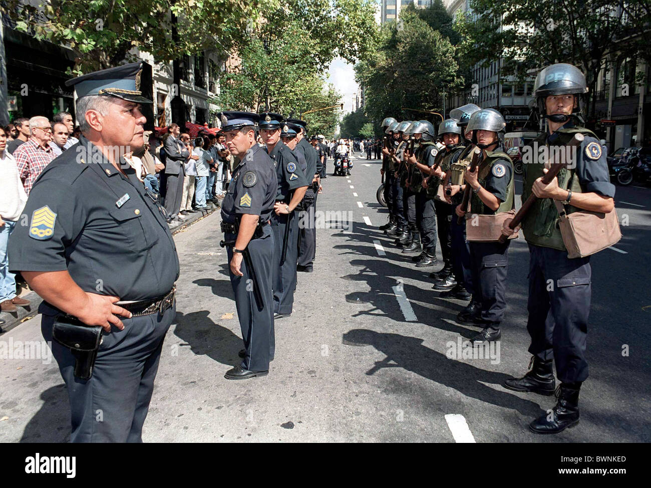 CROWD CONTROL VON DER POLIZEI IN ARGENTINIEN Stockfoto