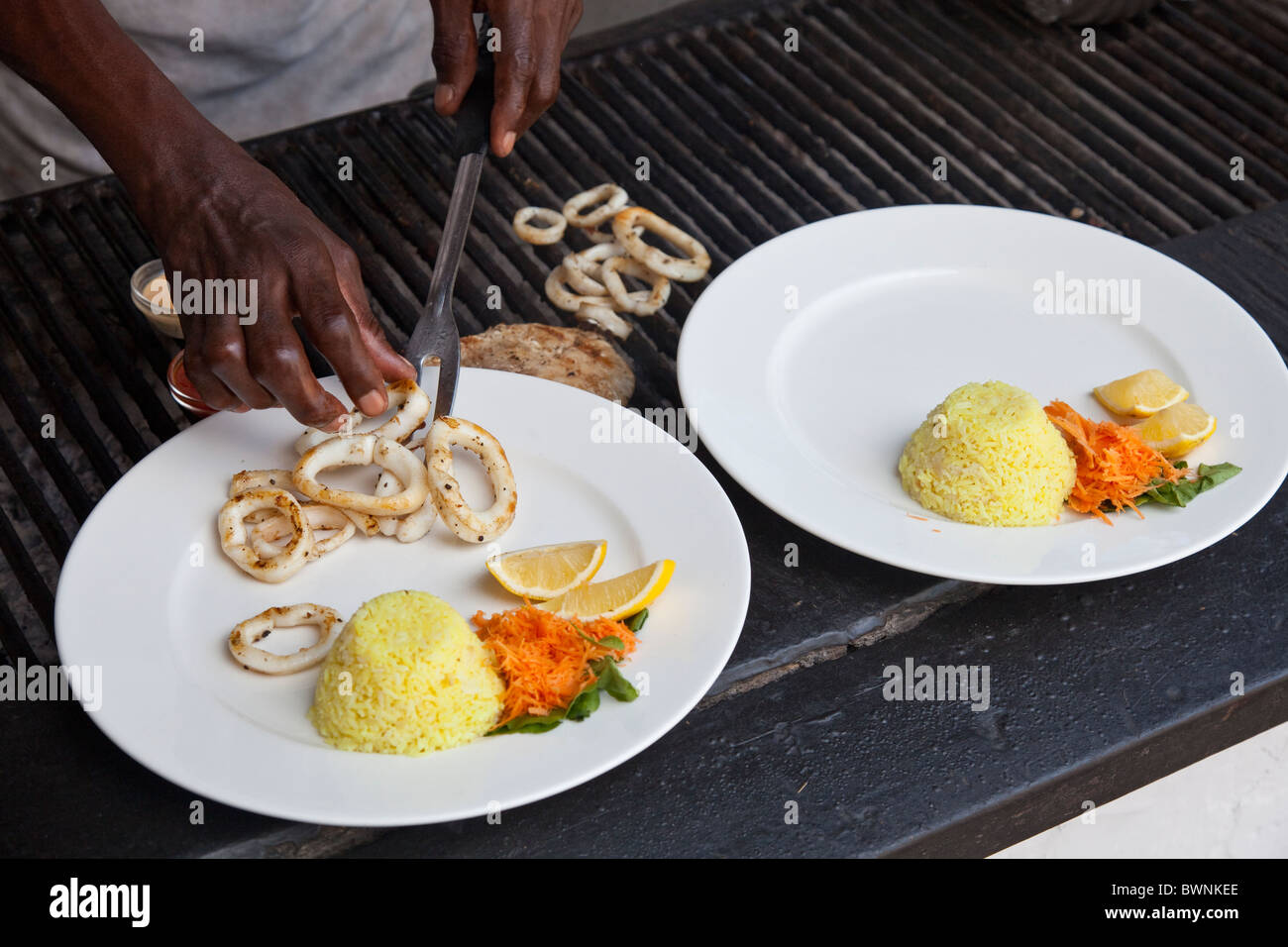 Grillen Fisch und Meeresfrüchte zu einem alten Mann und das Meer Restaurant in Mombasa, Kenia Stockfoto