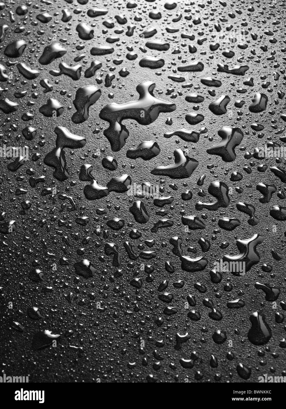 schwarze nasse Oberfläche mit Wasser Tropfen Stockfoto