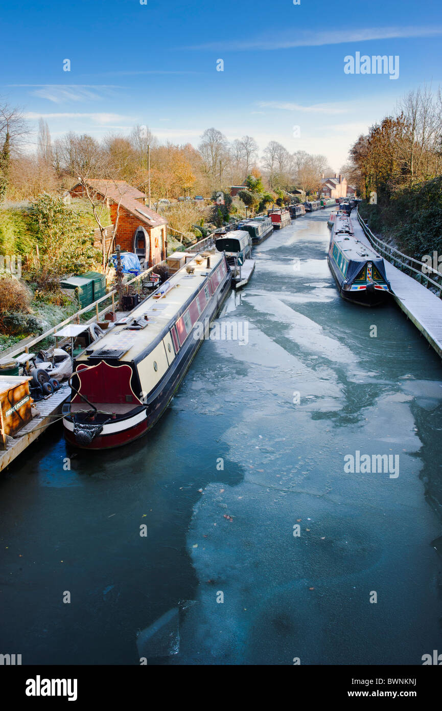 Zugefrorene Kanal und Kanalboote, Grand Union Canal, Warwick, Warwickshire, Großbritannien Stockfoto