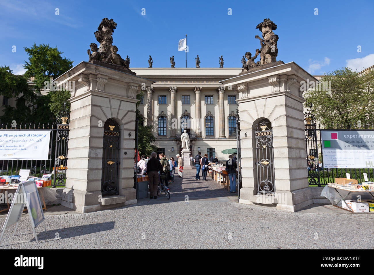 Der Eingang zur Humboldt-Universität unter Den Linden, Berlin. Stockfoto