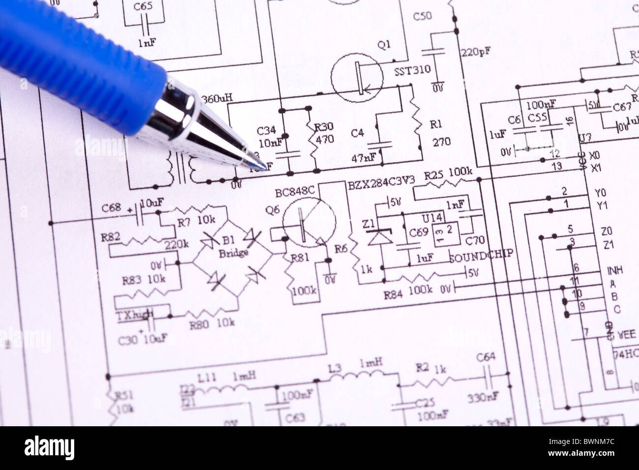 Eine elektronische schematische Darstellung. Ideale Technologie Hintergrund. Stockfoto