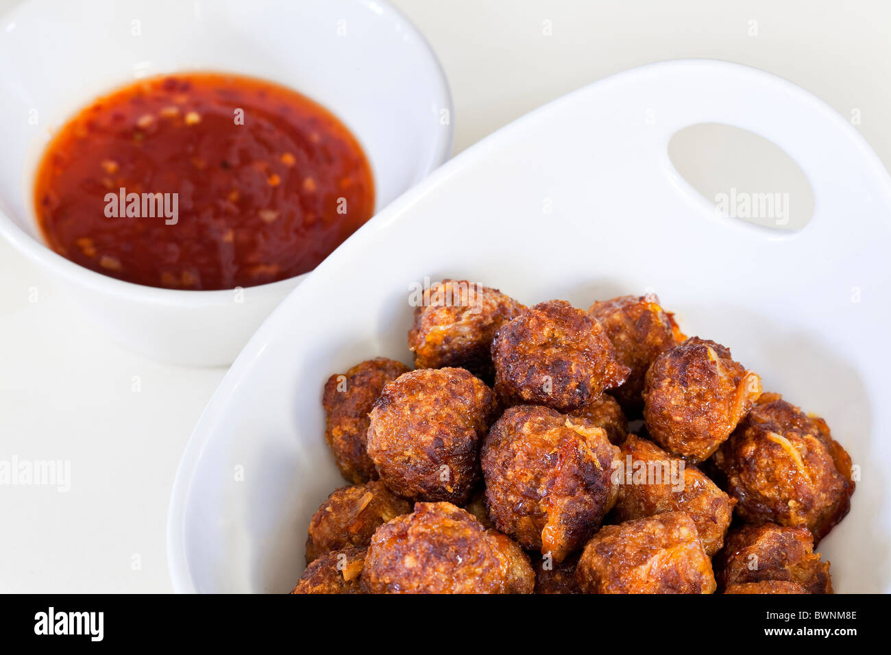 Würzige Frikadellen und eine heiße Soße, Vorspeise. Stockfoto