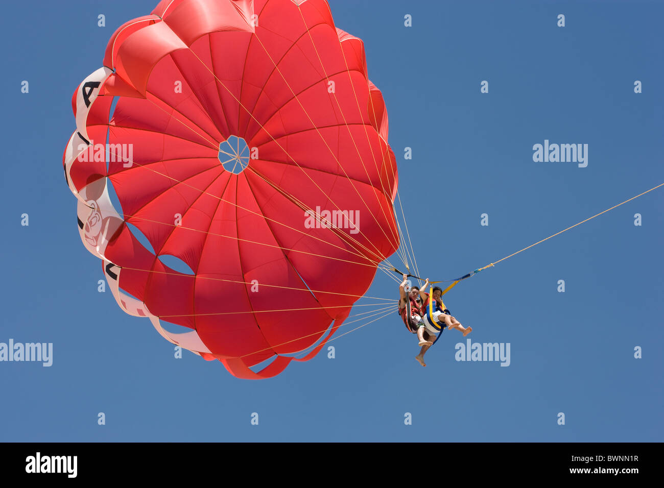 Touristen reisen Sommerspaß Parasailing Paragliding Stockfoto