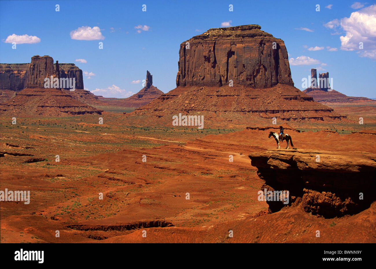 Navajo Mädchen auf dem Pferd bei John Ford Point im Monument Valley, Arizona, USA Stockfoto