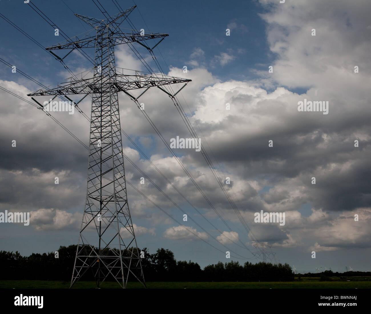 Stromleitungen in der Nähe von Sande Friesland Norddeutschland gegen Wolken Stockfoto