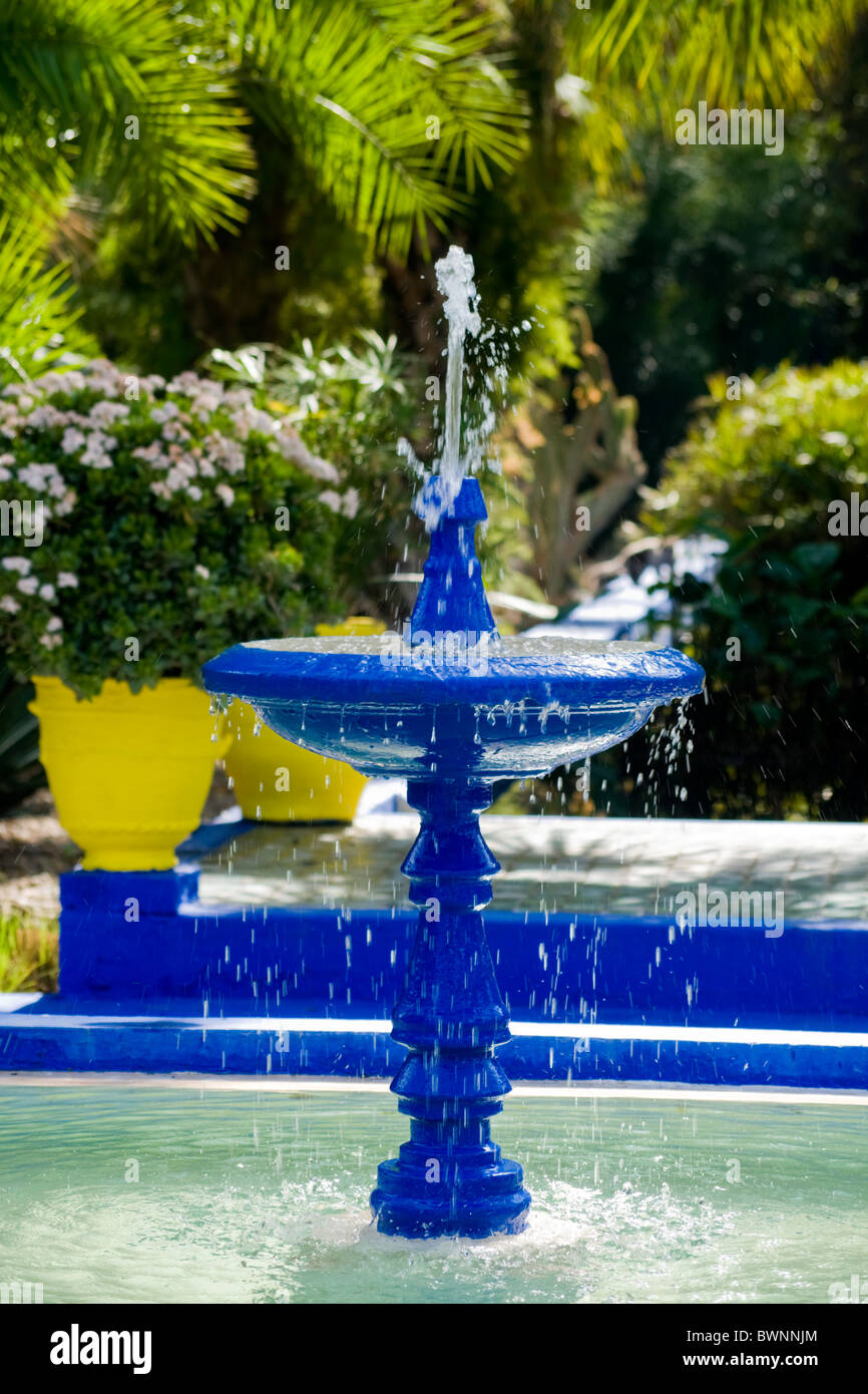 Blau lackierten Wasser Brunnen Jardin Majorelle Marrakech Stockfoto