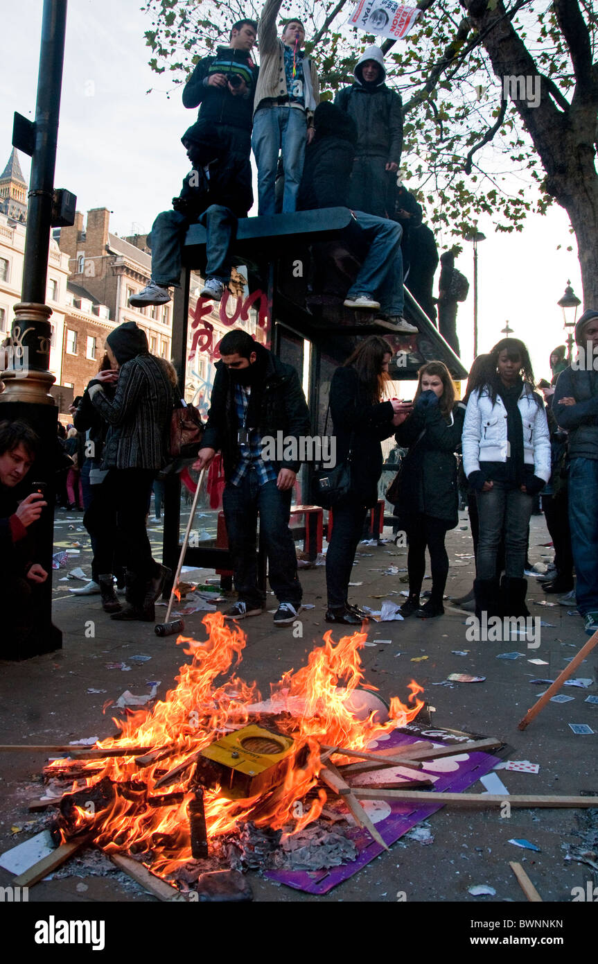 Feuer entzündet in Whitehall London während Kursteilnehmerprotest über Erhöhung der Gebühren der Tag in Gewalt und Polizei Kettling in Whi endete Stockfoto