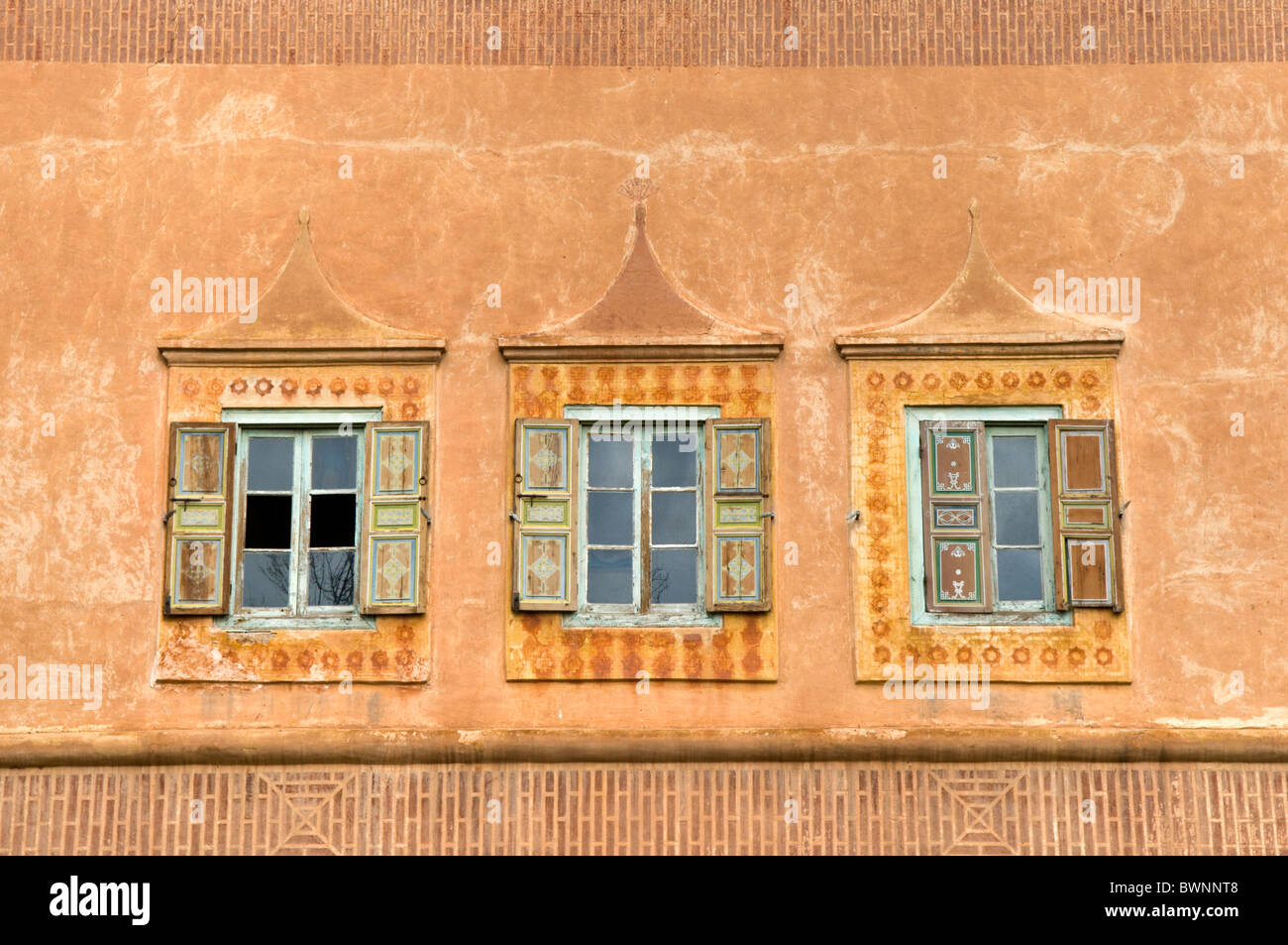 Reihe der traditionellen marokkanischen Fenster in Marrakesch Stockfoto