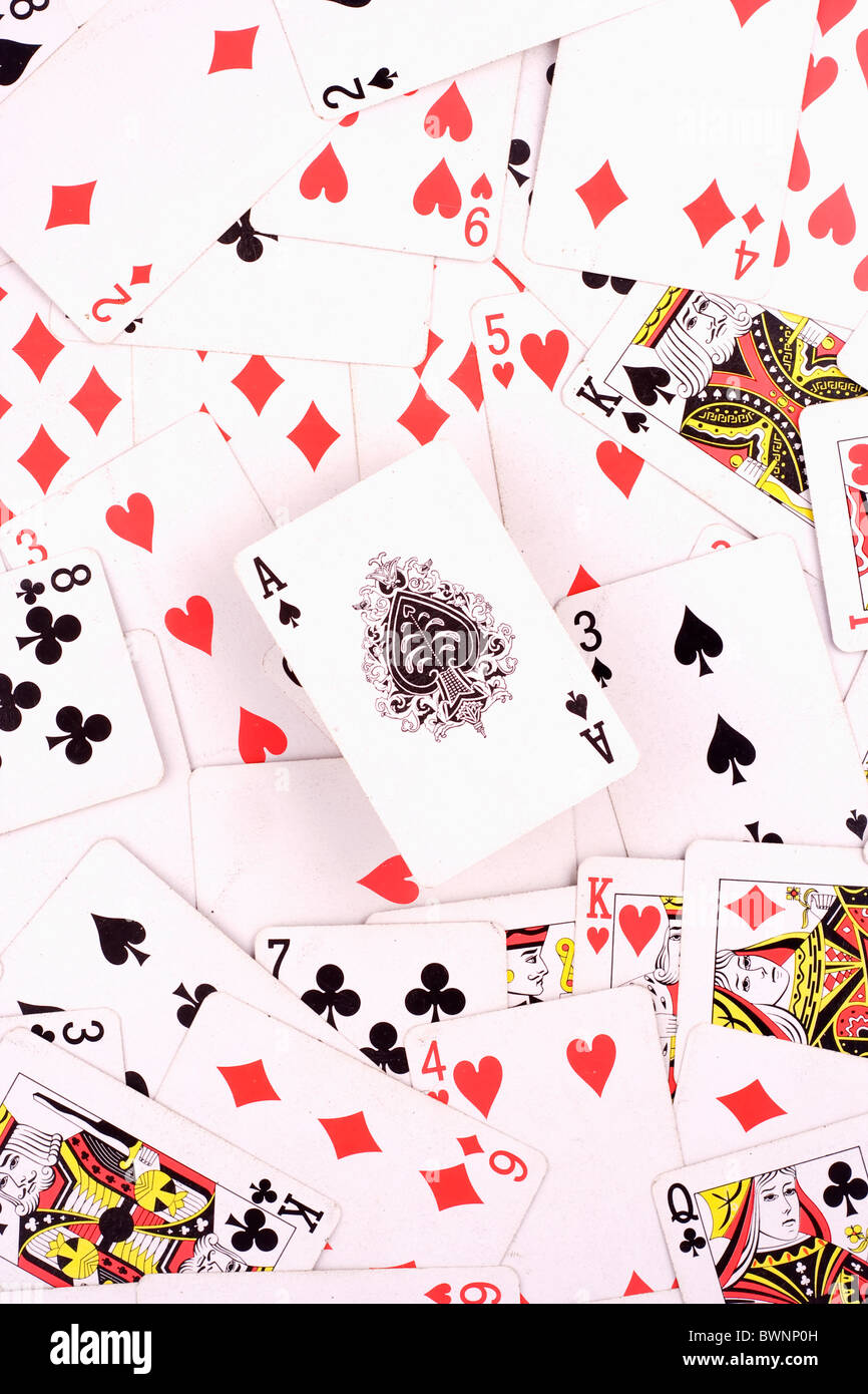 Der Ace of Spades über ein verstreuten Kartenspiel erhoben. Stockfoto
