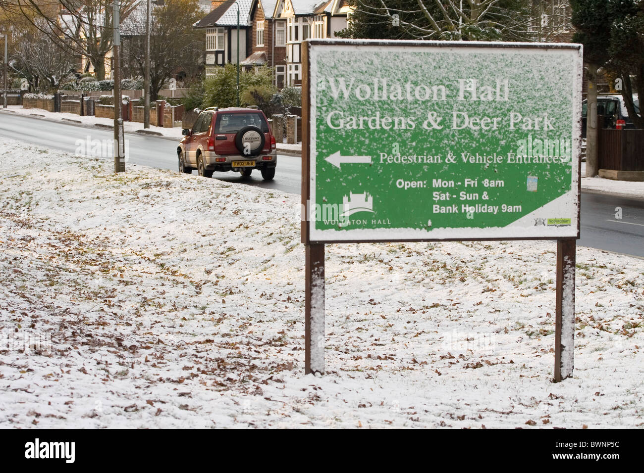 Wollaton Park Schild vor dem Eingang zum Wollaton Park im Schnee, Wollaton, Nottingham England UK Stockfoto