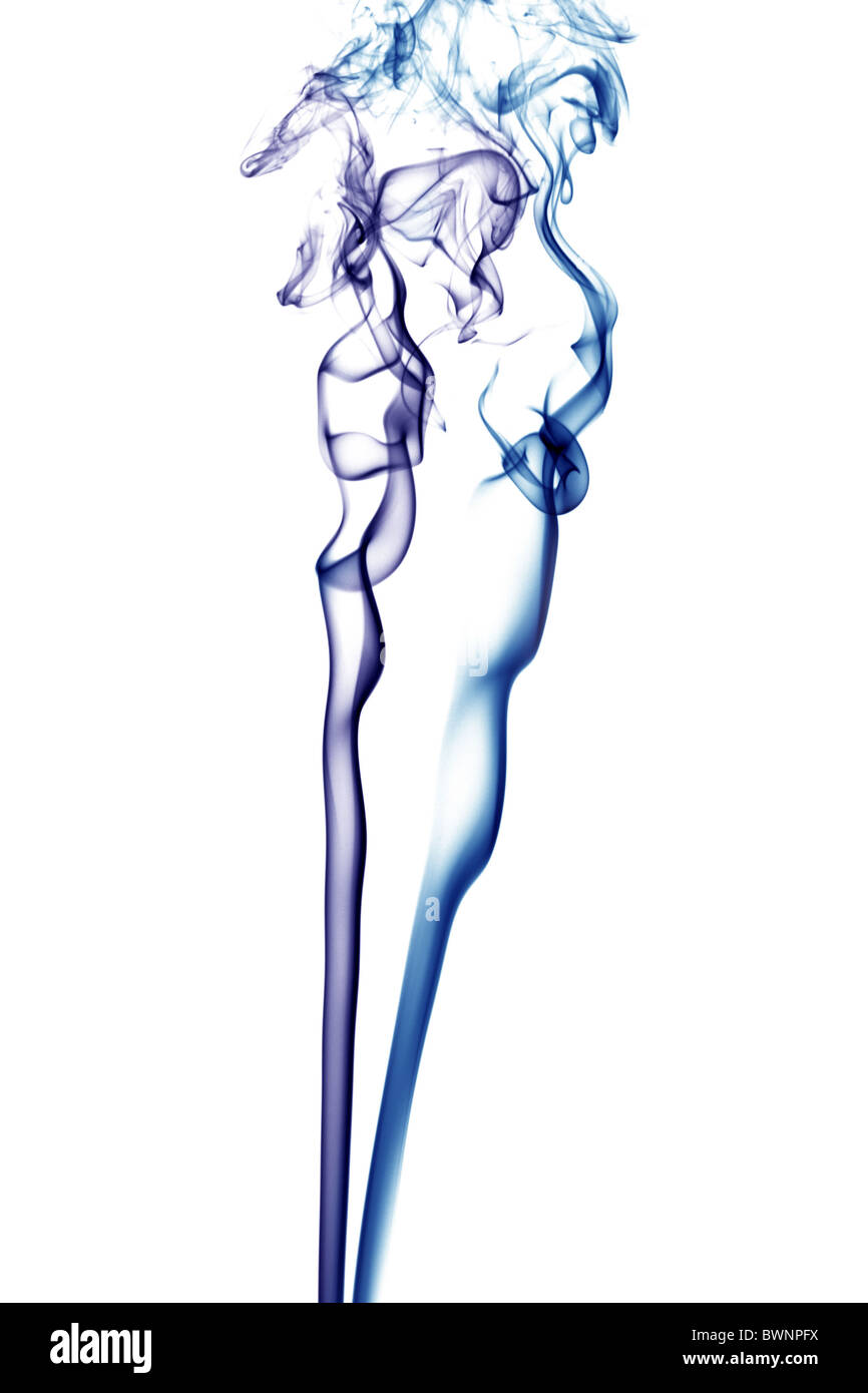 Blauer Rauch auf weißem Hintergrund Stockfoto