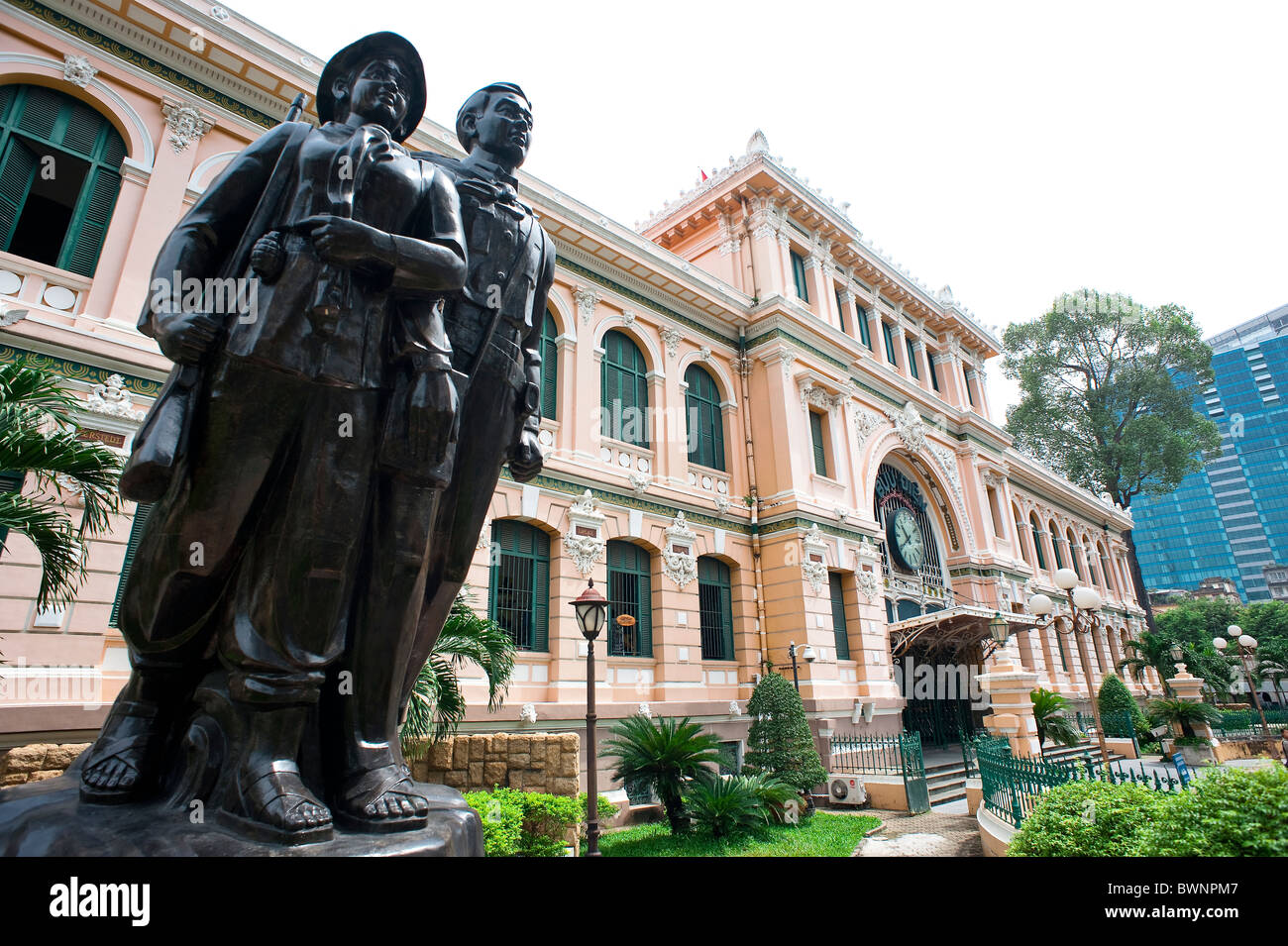 Außenansicht des General Post Office mit Bronze-Statue im Vordergrund. Ho-Chi-Minh-Stadt-Vietnam Stockfoto