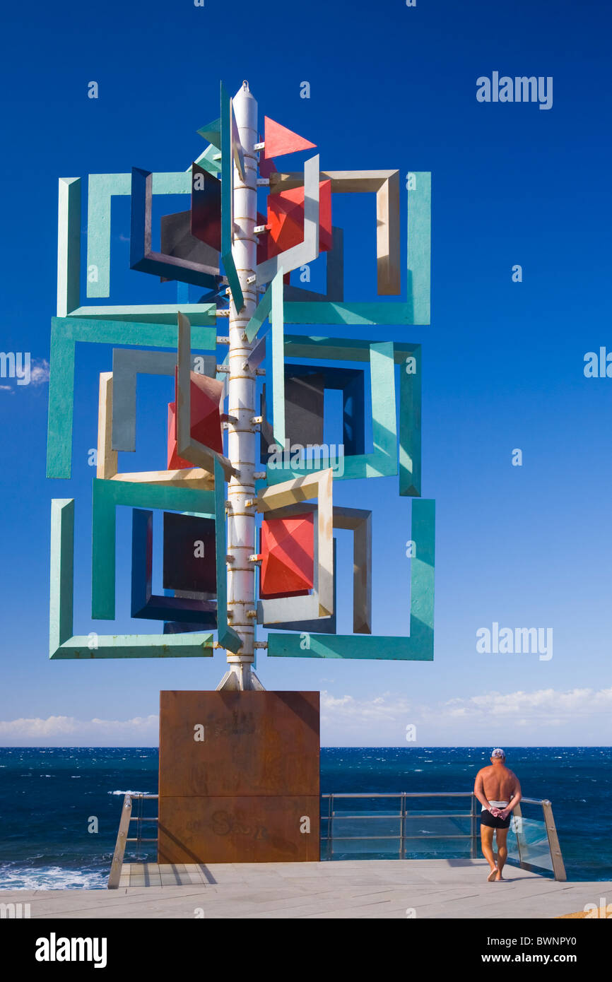 Mobile Wind-Skulptur von bekannten lokalen Künstler Cesar Manrique am Las Canteras Strand in Las Palmas. Am Ende der La Puntilla. Stockfoto