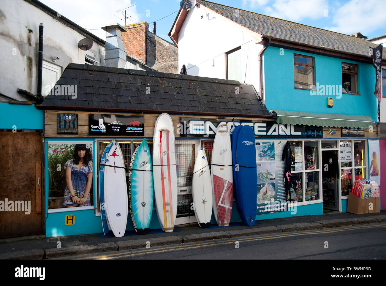 Surfbretter auf dem Display in Newquay, COrnwall, UK Stockfoto