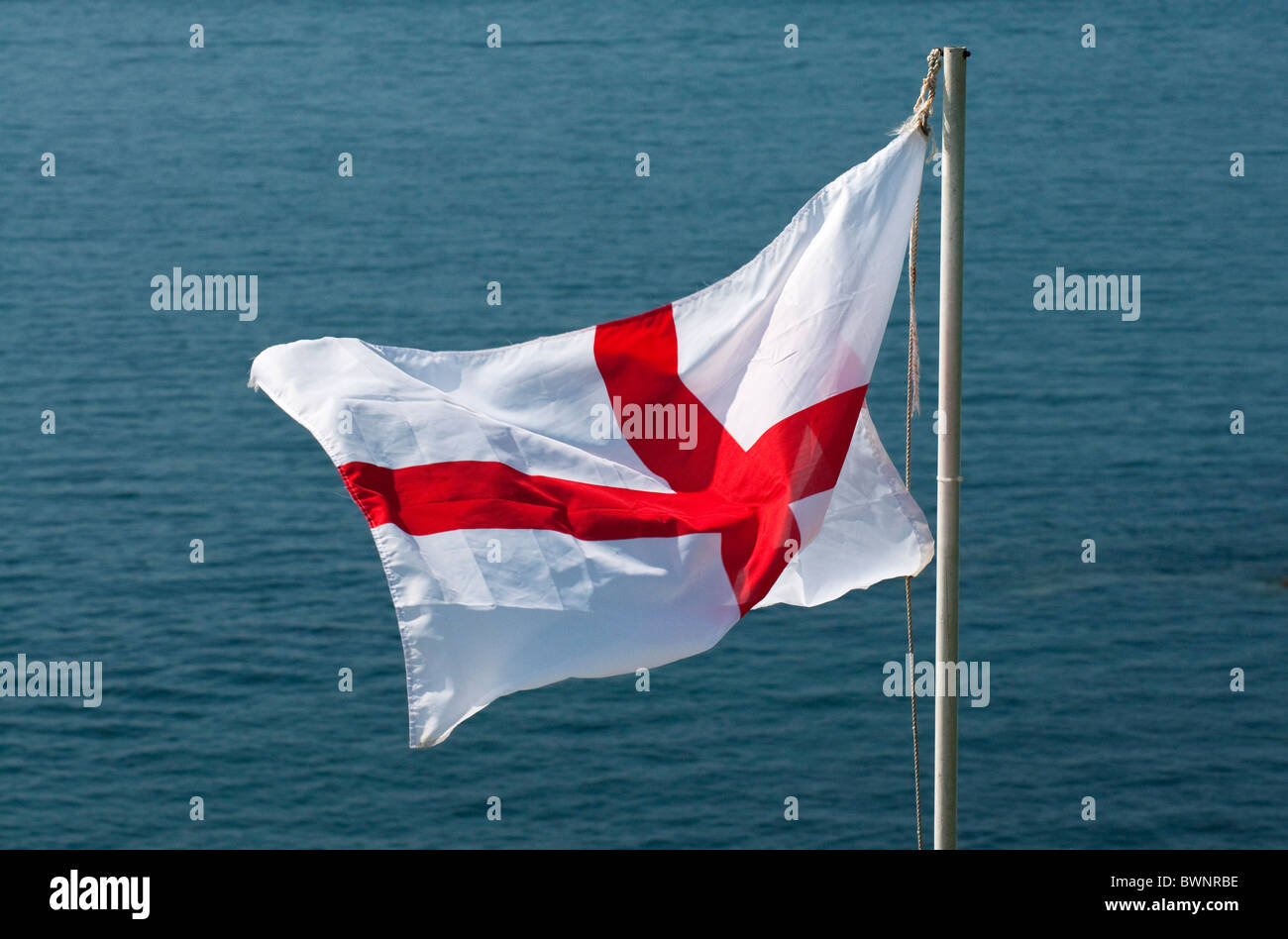 Kreuz des Sankt Georg Flagge, Flagge von England, mit Meer hinaus Stockfoto