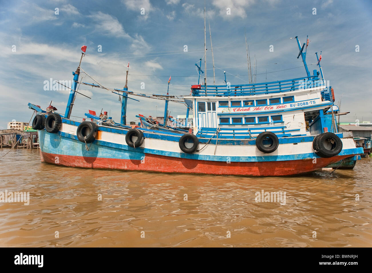 Bunte Boote verankert in der Mekong-Fluss außerhalb von Ho-Chi-Minh-Stadt-Vietnam Stockfoto