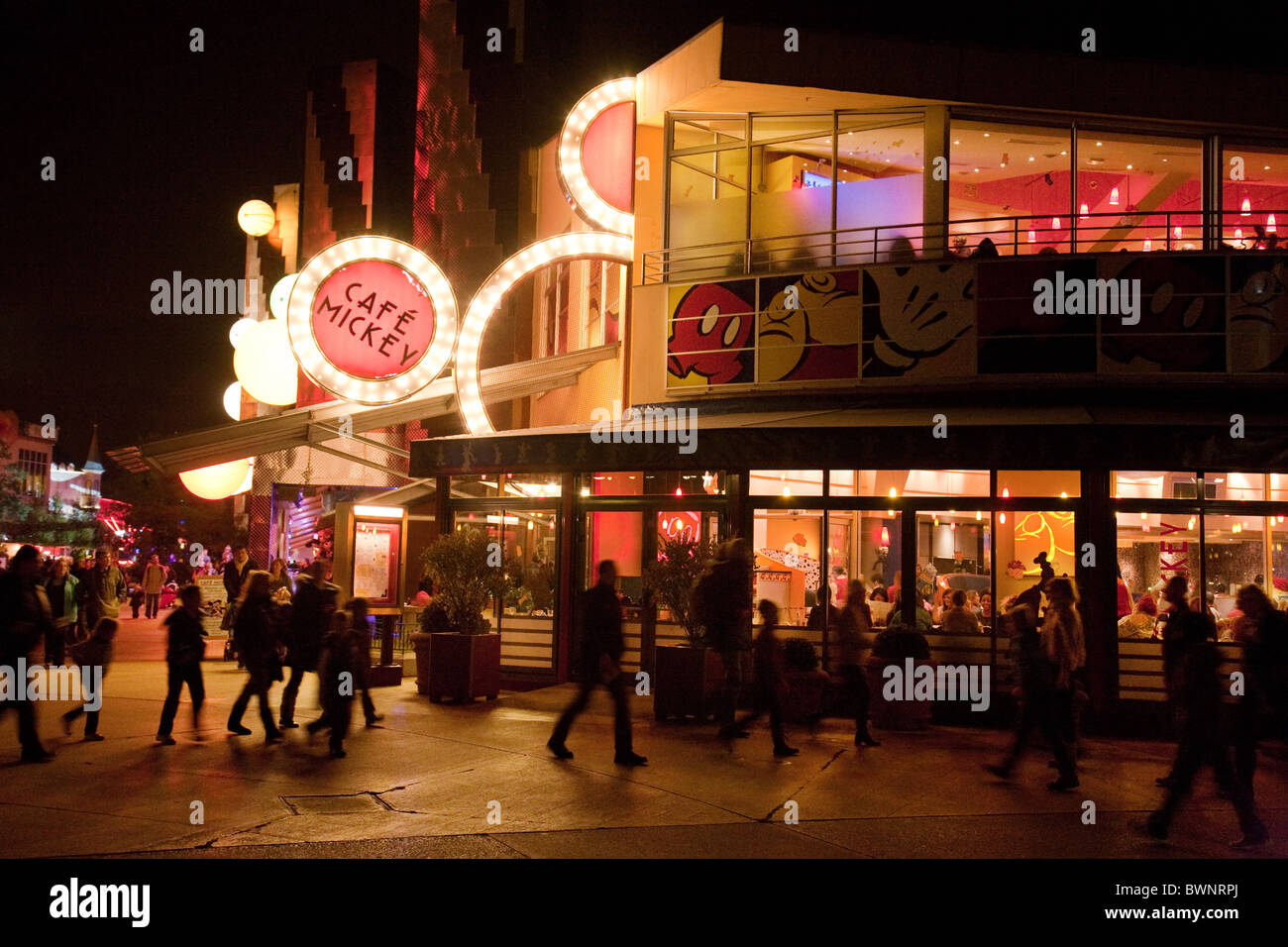 Disneyland Paris Cafe; Cafe Mickey bei Nacht, Disney Village, Disneyland Paris France Stockfoto