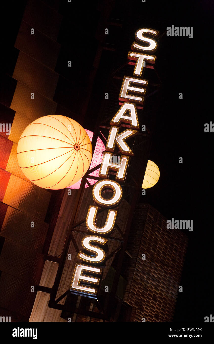 Steakhouse-Neon-Schild beleuchtet, Disney Village, Disneyland Paris Frankreich Stockfoto
