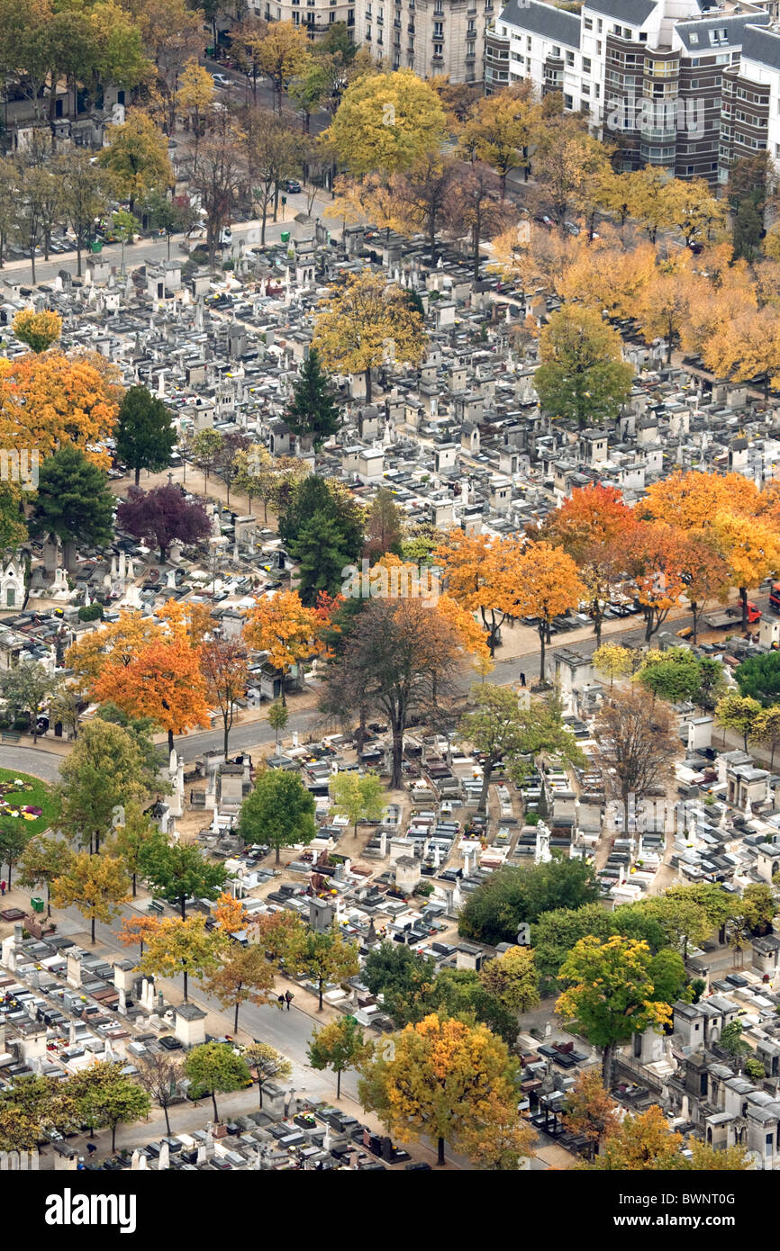 Friedhof Montparnasse im Herbst, gesehen von der Spitze des Tour Montparnasse, Paris Frankreich Stockfoto
