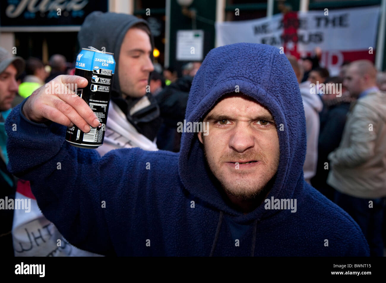 Mitglied der English Defence League EDL mit kann Lager grell und Knurren auf einen Anti-islamische Protest in Preston Lancashire marschieren. Stockfoto
