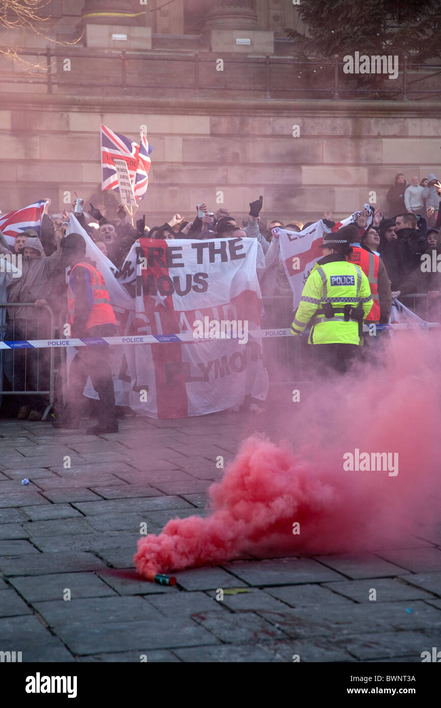 English Defence League EDL Demonstranten werfen eine Rauchbombe während eine Anti-islamische Protest marschieren in Preston Stadtzentrum im November Stockfoto