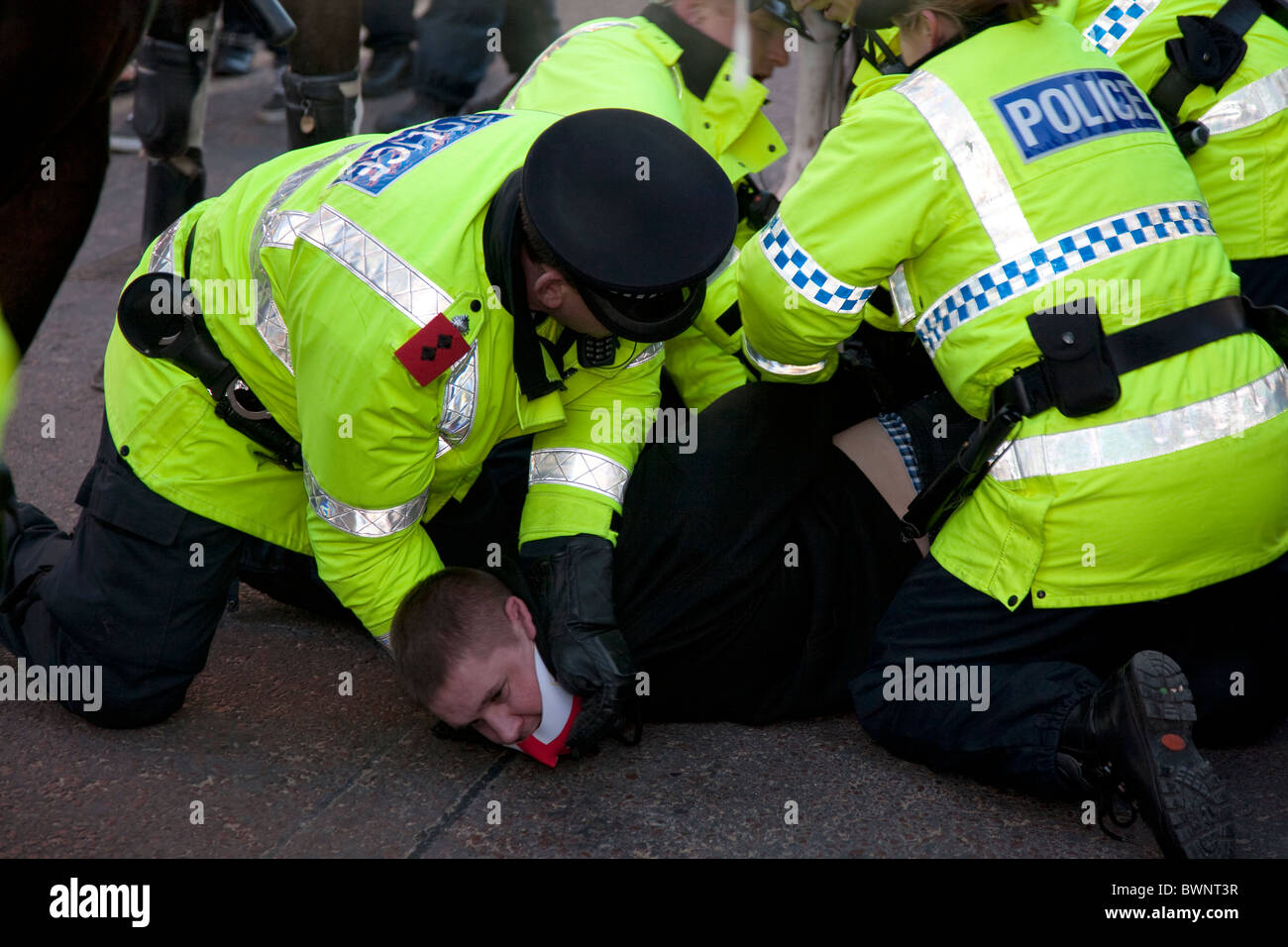 Polizisten Restrain eine englische Verteidigung Liga Edl Demonstranten während eine Anti-islamische Protest marschieren in Preston, Lancashire Stockfoto