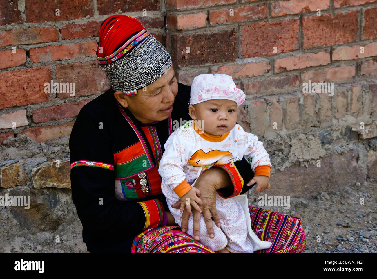 Blume Dai Großmutter und Baby, Xishuangbanna, Yunnan, China Stockfoto