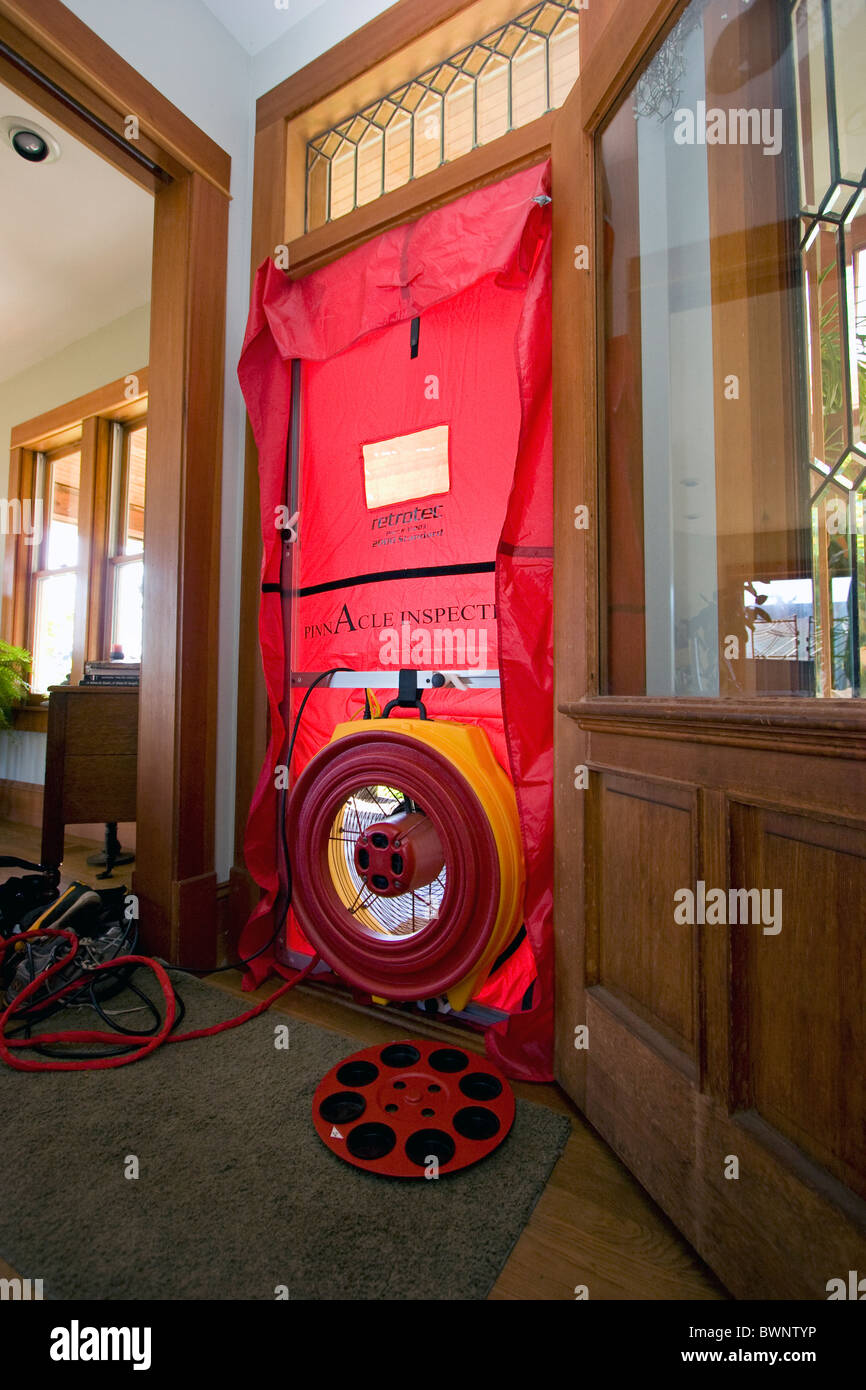 Professional führt einen Blower-Door-Test auf einem Haus für ein Haus Energie-Audit, Energieeffizienz. Stockfoto