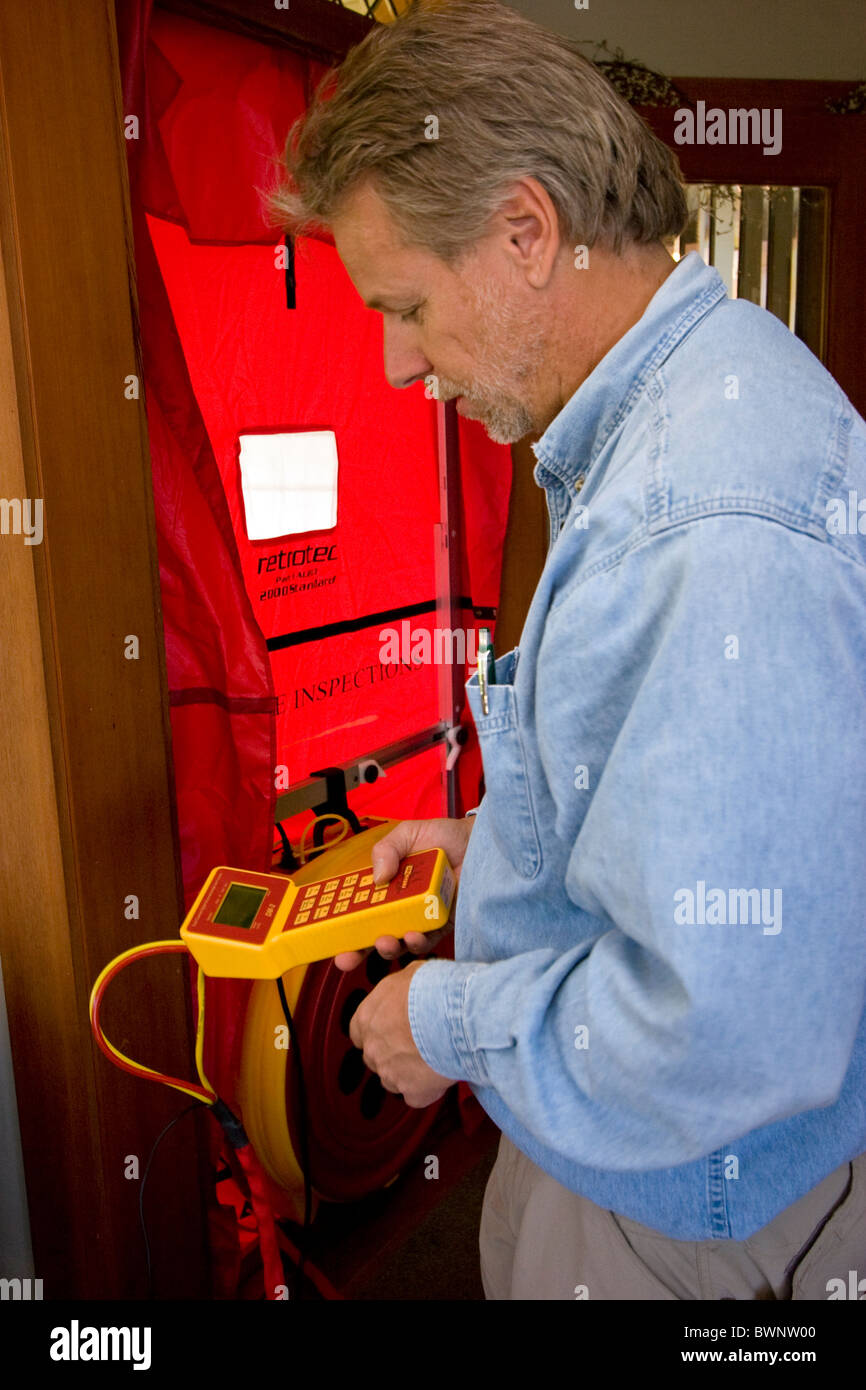 Professional führt einen Blower-Door-Test auf einem Haus für ein Haus Energie-Audit, Energieeffizienz. Stockfoto