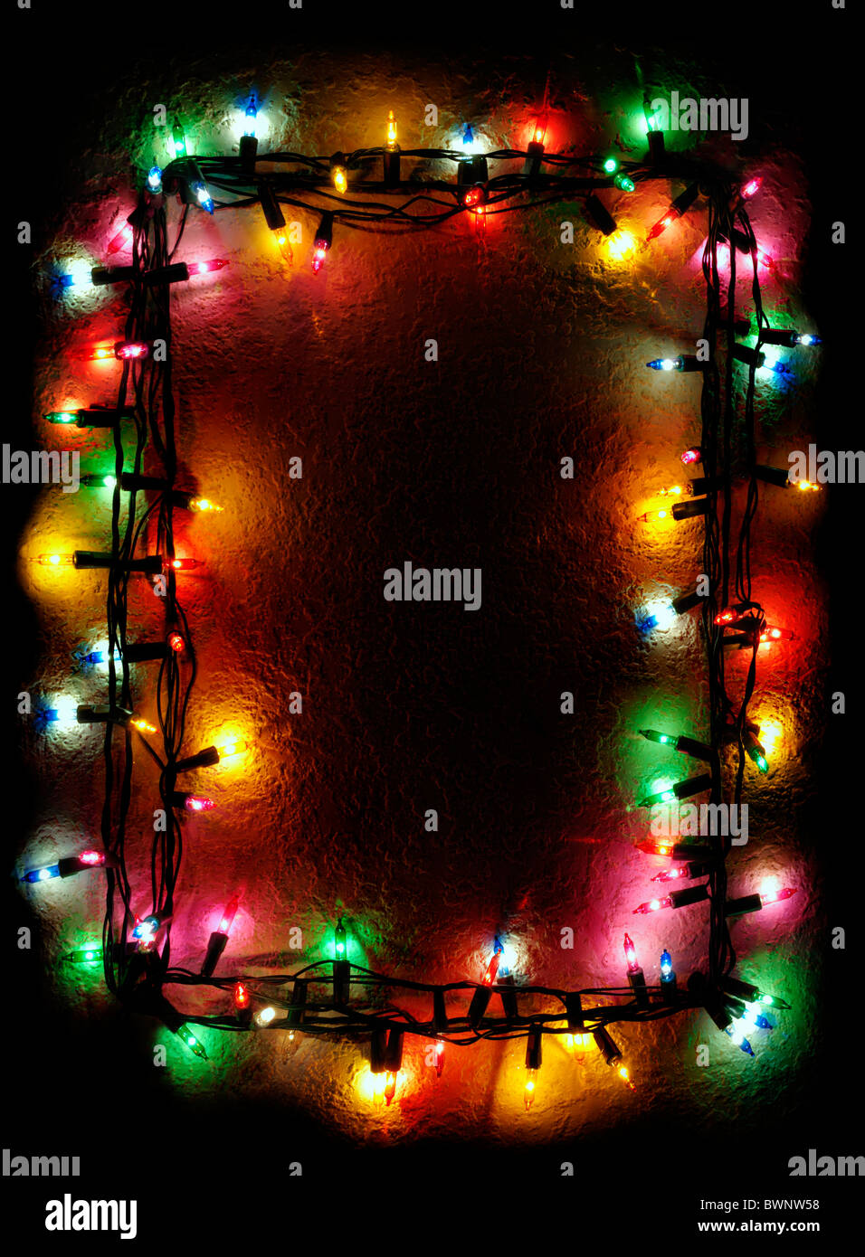 Rahmen mit bunten Lichtern Weihnachtsbaum auf schwarzem Hintergrund Stockfoto