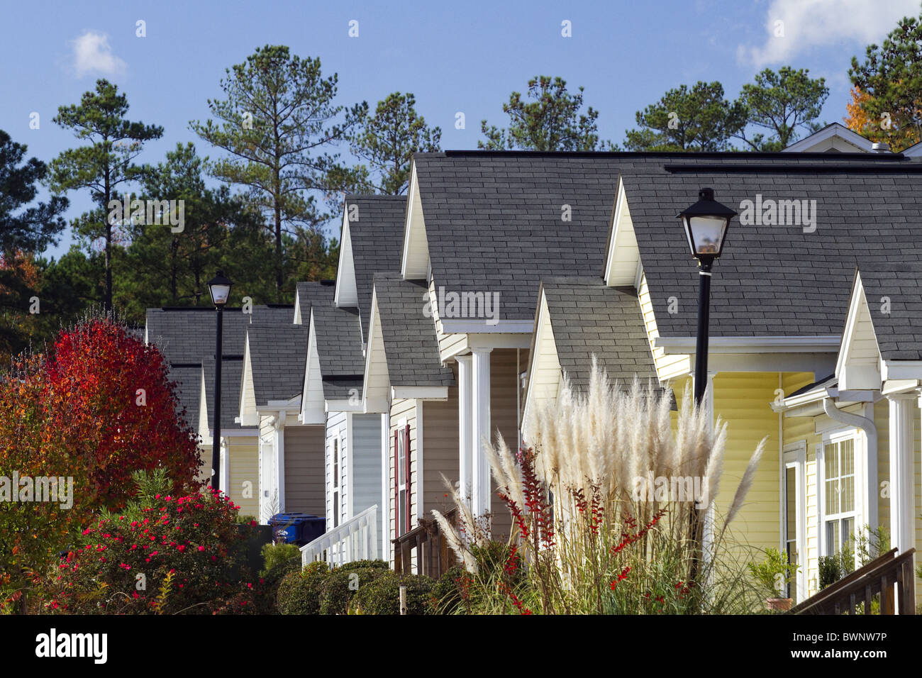 Typische Fassade einer Mittelschicht, Wohn Unterteilung der Häuser, die nah beieinander gebaut sind. Farben des Herbstes in South Carolina. Stockfoto